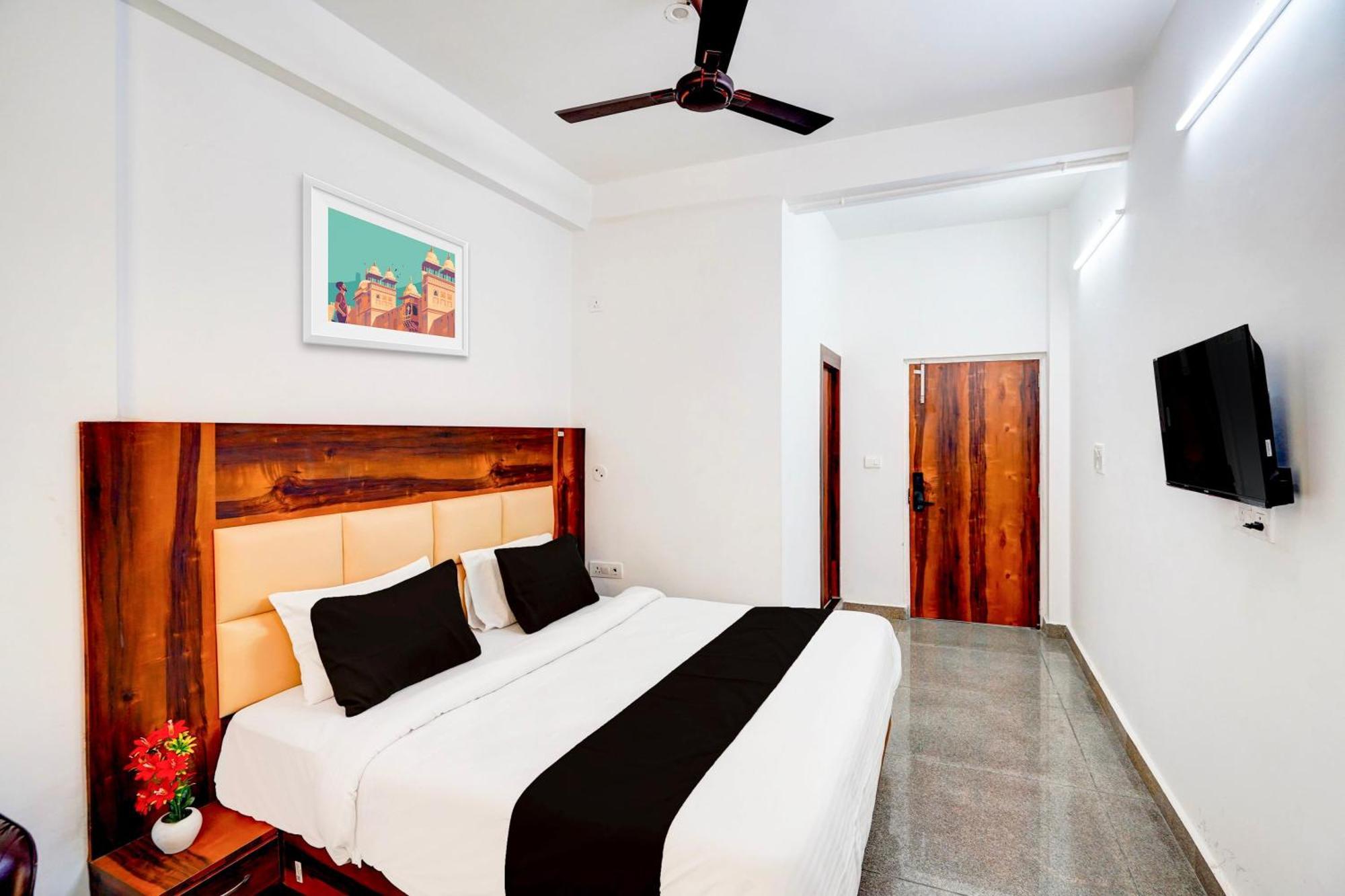 Collection O Apple Tree Hotel Noida Exterior photo