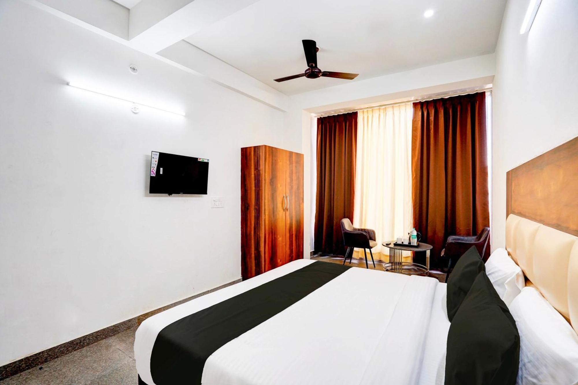 Collection O Apple Tree Hotel Noida Exterior photo